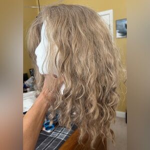 Beautiful honey blonde wig with soft waves